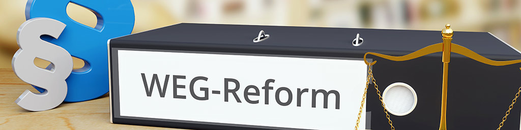Ordner mit der Aufschrift WEG Reform liegt auf einem Tisch
