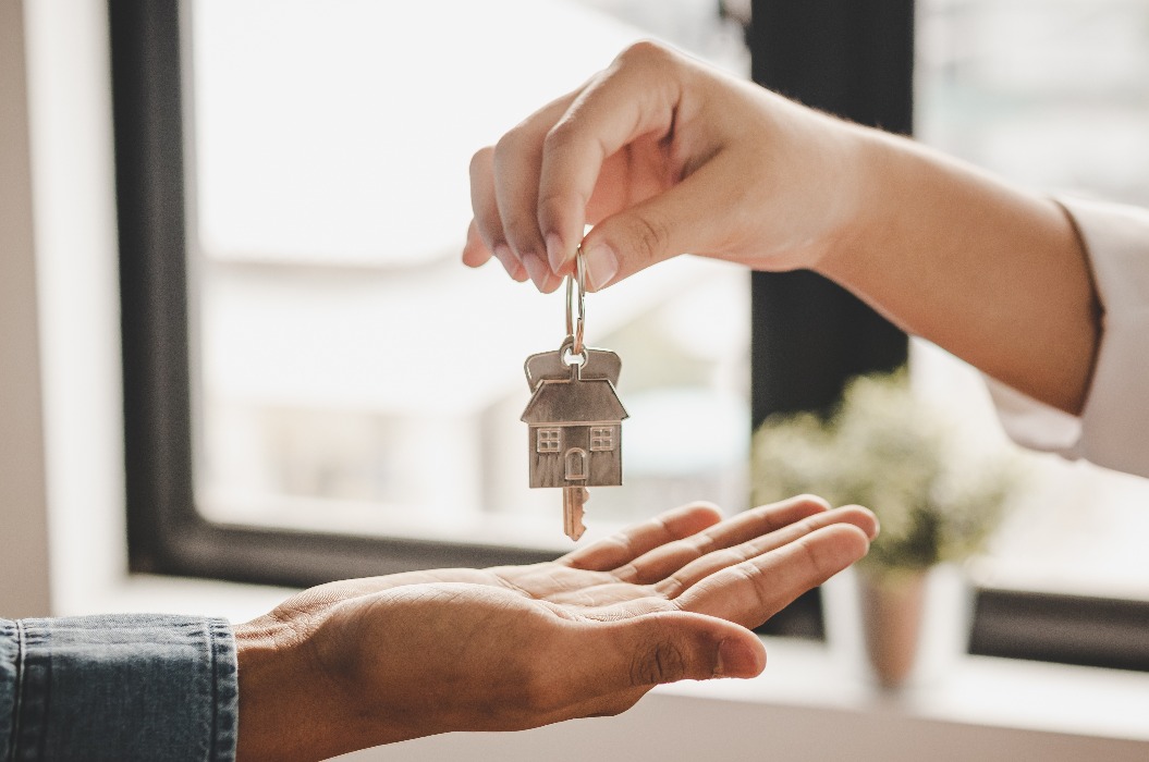 Nahaufnahme der Hand eines Haus-, Wohnungs- oder Immobilienmaklers, der die