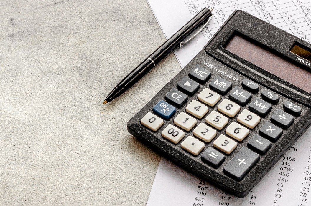 Finanzielle Unterlagen in einem Unternehmen. Berechnung der Geschäftskosten, Begleichung von Rechnungen und Zahlungen.